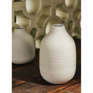 Vase blanc à texture rainurée de taille moyenne