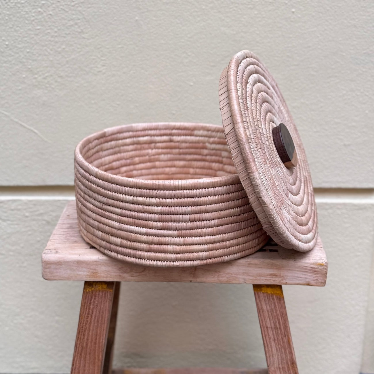 front view open basket on the bench