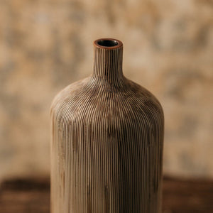 Vase à col droit pincé avec rainure brune
