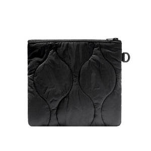 POCHETTE PLATE MATELASSÉE POM L (NOIR) | RECYCLÉ