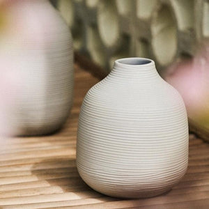 Vase blanc à texture rayée, petit format