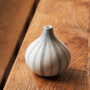 Vase gourde blanc à lignes bleues