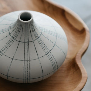 Vase en gourde blanche à lignes pointillées bleues