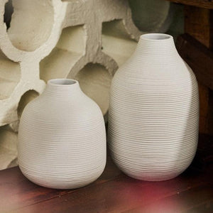 Vase blanc à texture rainurée de taille moyenne