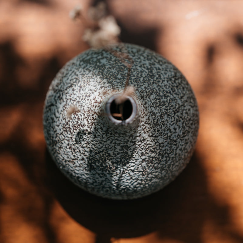 Vase en gourde marron avec touches blanches texturées