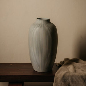 Grand vase urne blanc à lignes bleues
