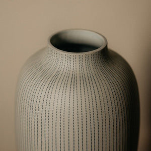 Grand vase urne blanc à lignes bleues