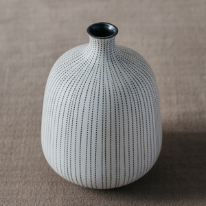Vase en gourde blanche avec lignes pointillées marron