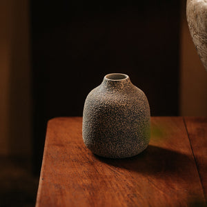 Vase bleu avec touches blanches texturées