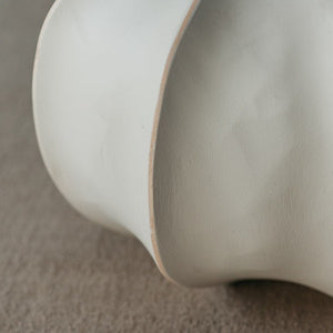 Weiße Vase mit Samenkapseln aus Mangoholz