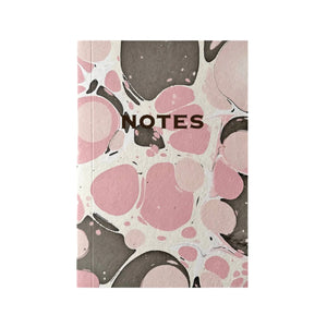 Carnet marbré à la main en rose
