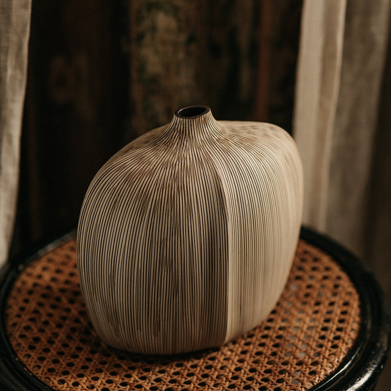 Vase mit breitem, eingeschnürtem Hals und brauner Kerbe