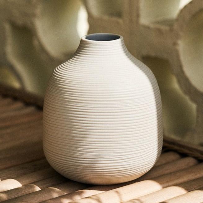 Weiße Vase mit kleiner Punktestruktur