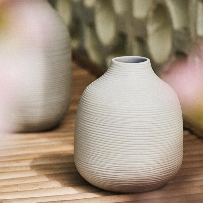 Weiße Vase mit kleiner Punktestruktur
