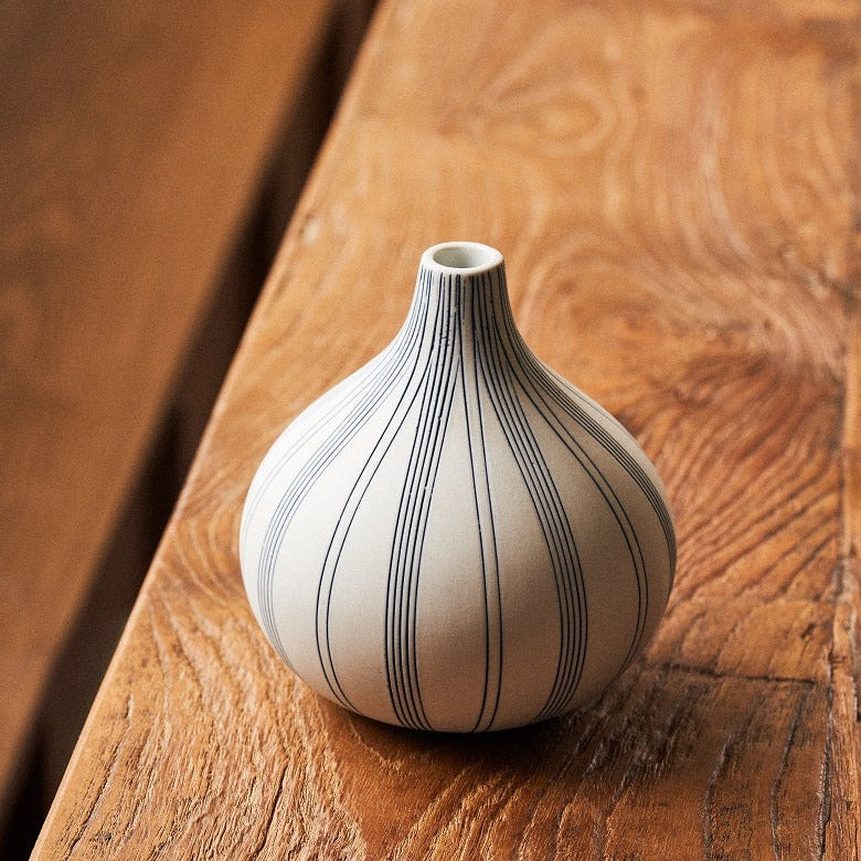 Weiße Kürbisvase mit blauen Linien