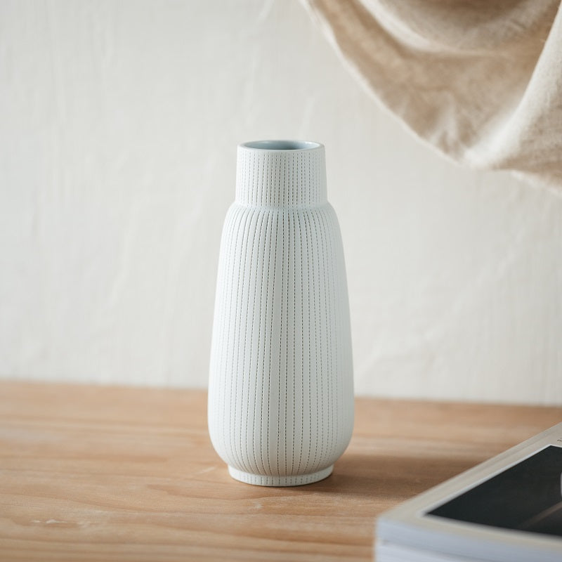 Weiße japanische Blumenvase mit gepunkteten Linien