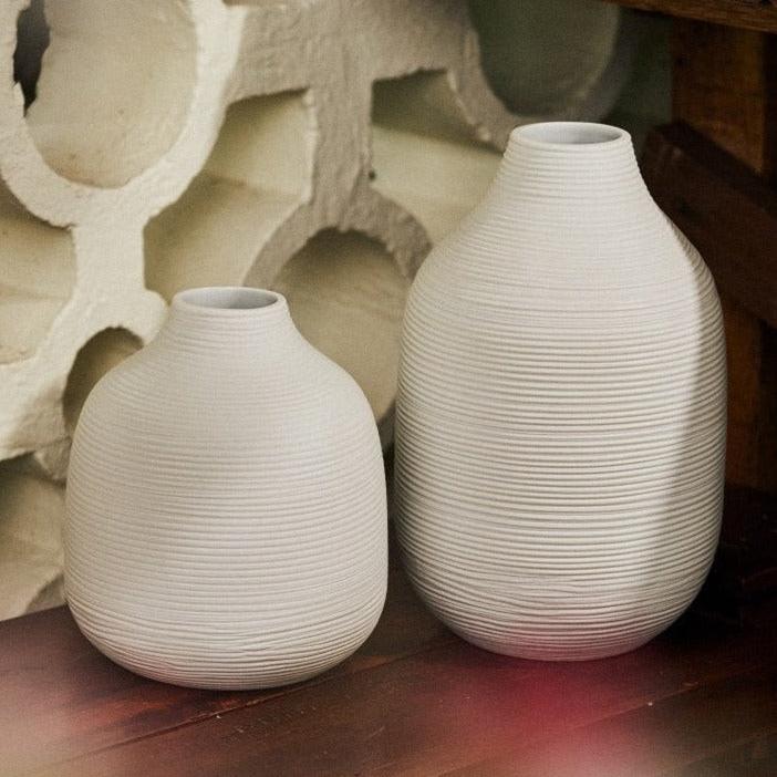 Weiße Vase mit Score-Textur, mittelgroß
