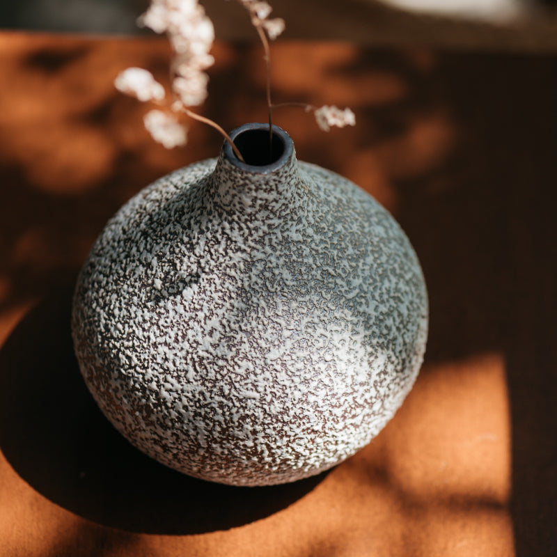Braune Kürbisvase mit strukturiertem weißen Spritzer