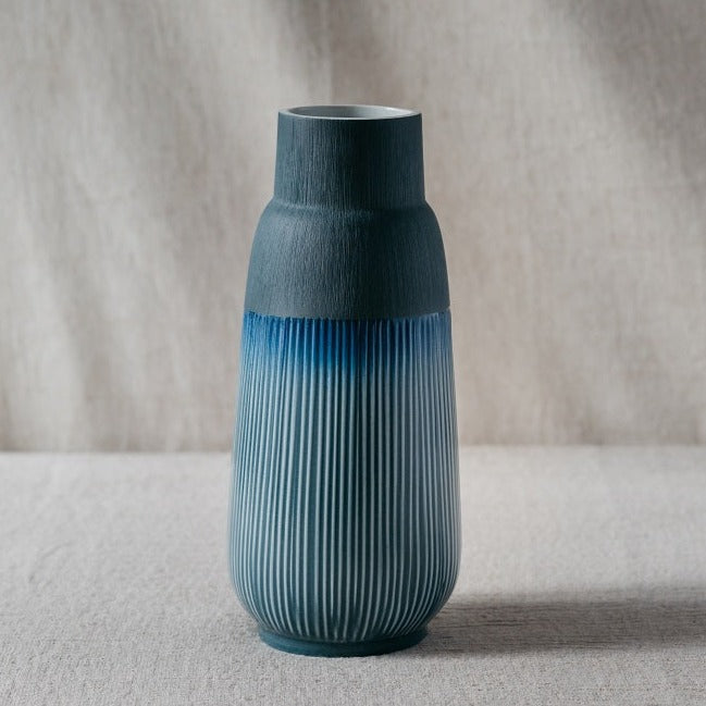 Tintenblaue japanische Blumenvase