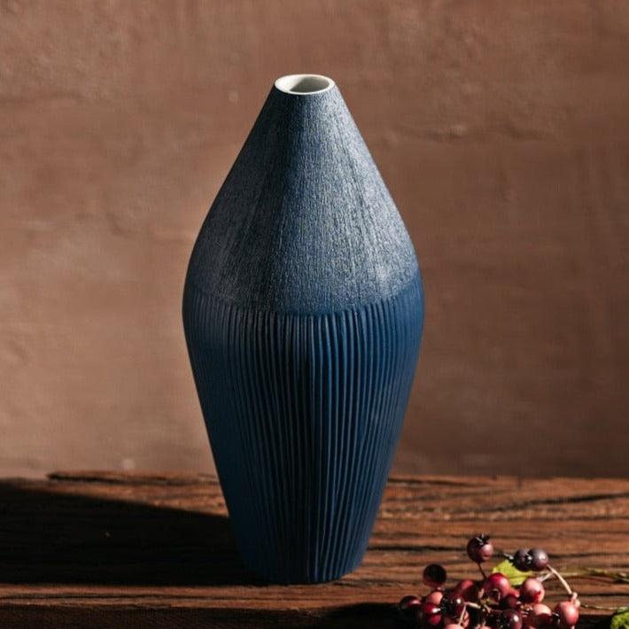 Tintenblaue Diamantvase mit kontrastierender Textur