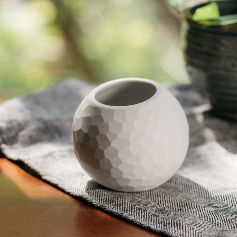 Weiße, runde Vase