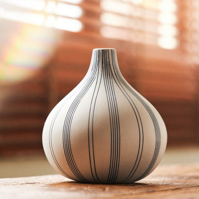 Weiße Kürbisvase mit blauen Linien