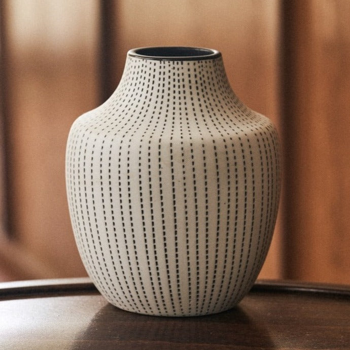 Vase urne en coquille d'œuf avec ligne pointillée