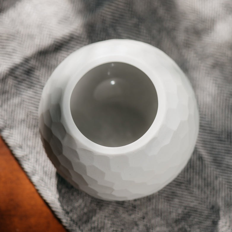 Weiße, runde Vase