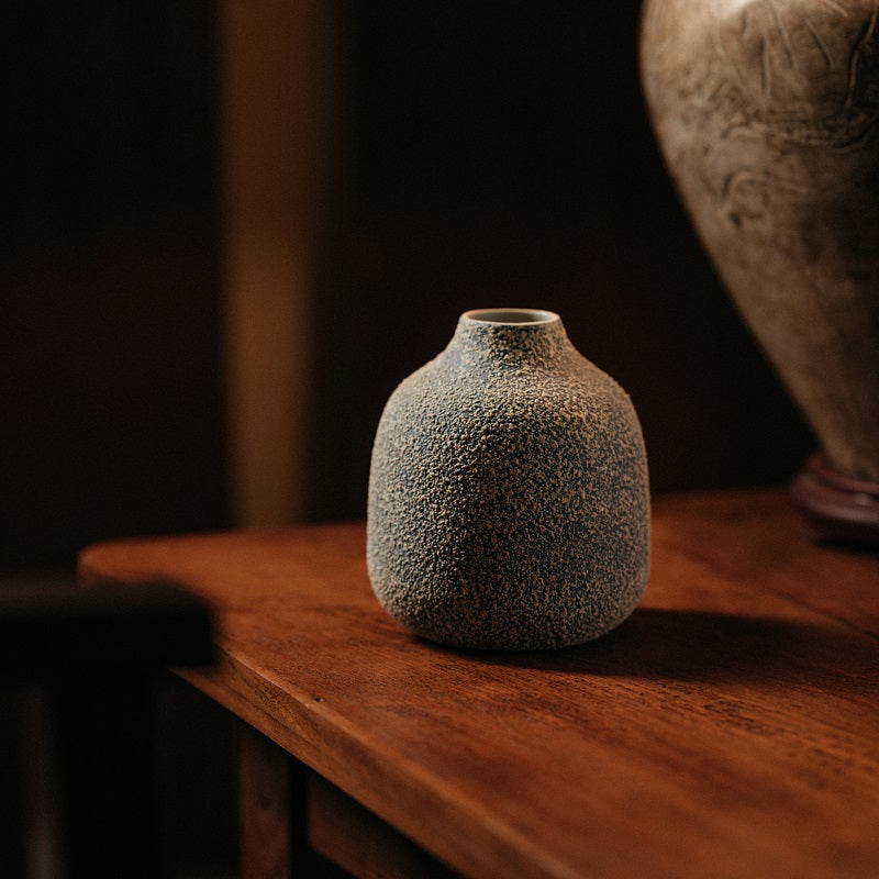 Blaue Vase mit strukturiertem weißen Spritzer