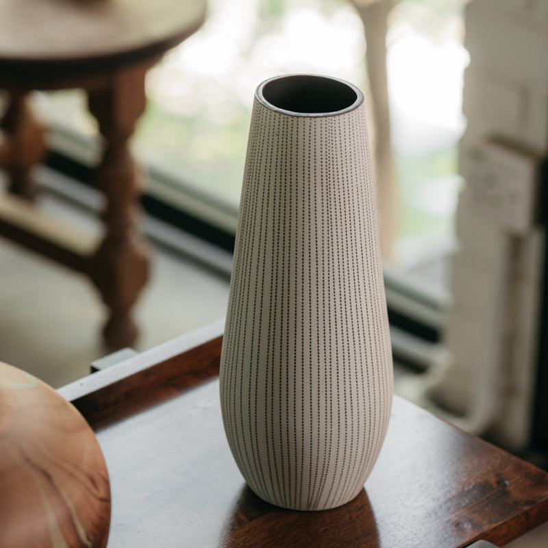 Vertikale hohe Vase mit gepunkteten Linien