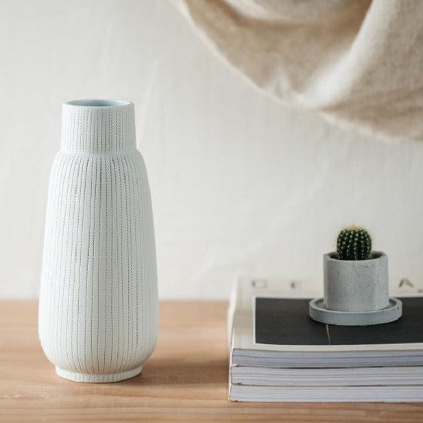Weiße japanische Blumenvase mit gepunkteten Linien