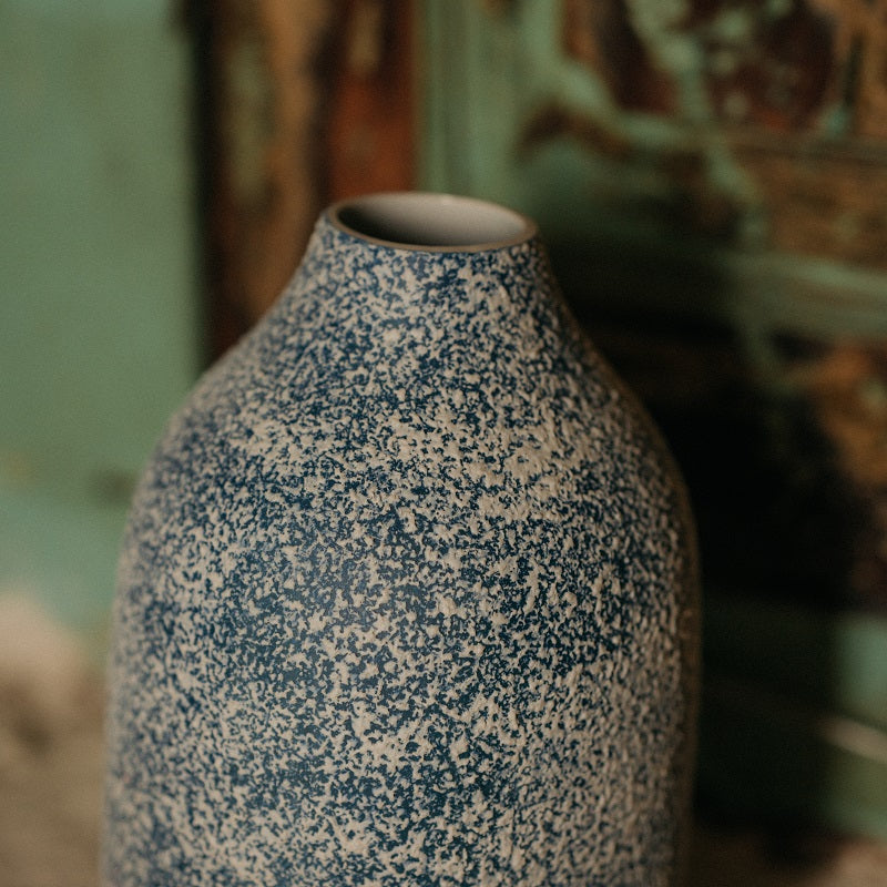 Blaue Vase mit strukturiertem weißen Spritzer, groß