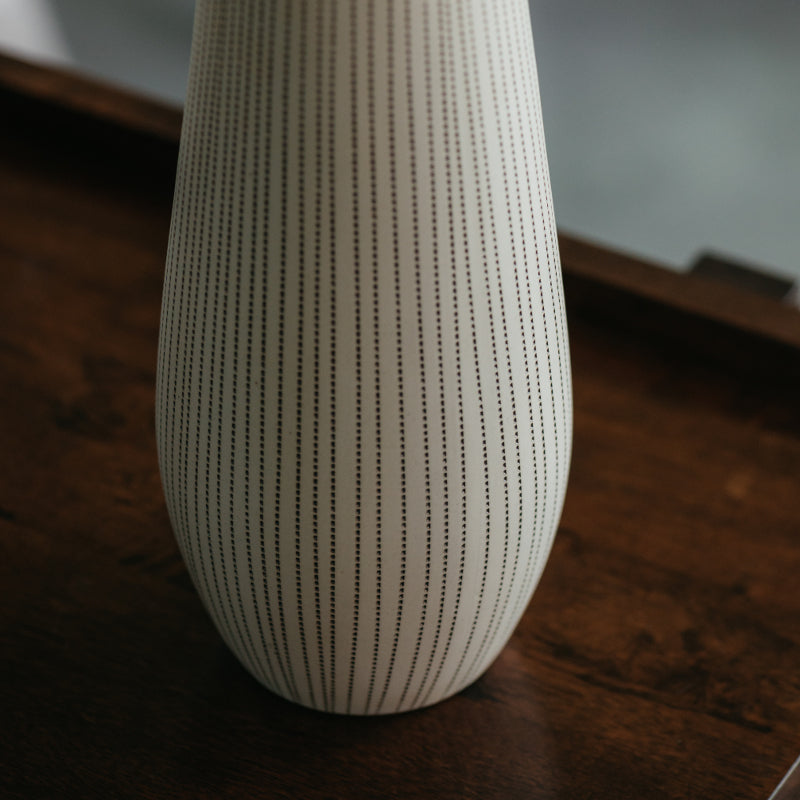 Vertikale hohe Vase mit gepunkteten Linien