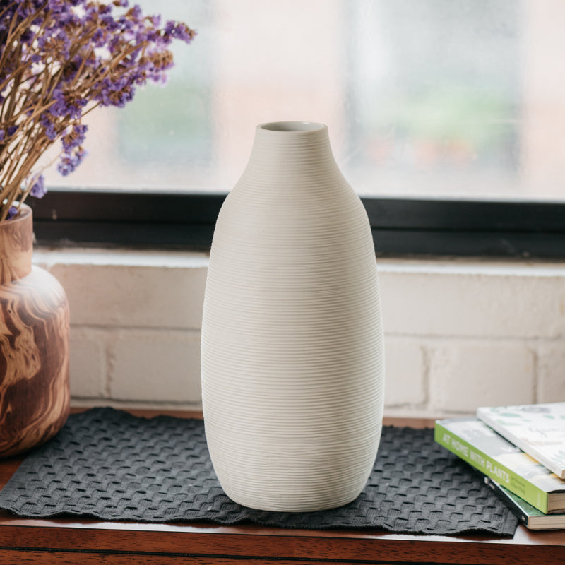 Weiße Vase mit Score-Textur XL