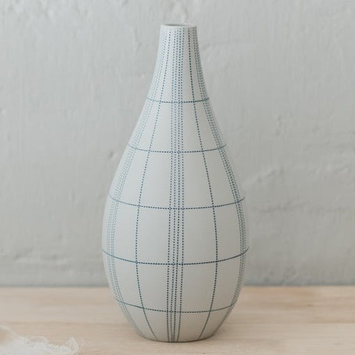 Weiße Flaschenvase mit blau gepunkteten Linien